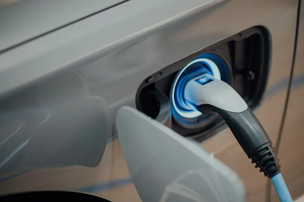 Voiture électrique en recharge — fin de l'exonération de malus poids au 1er juillet 2026