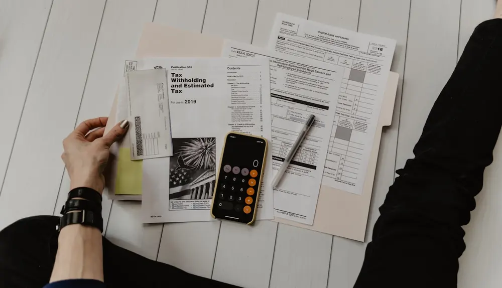 Billets d'euros et calculatrice — recettes du malus écologique en France
