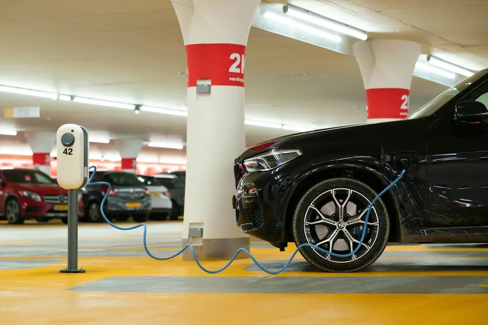SUV PHEV en recharge — hybride rechargeable et malus poids
