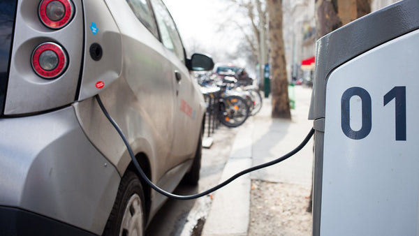 Voiture électrique en charge