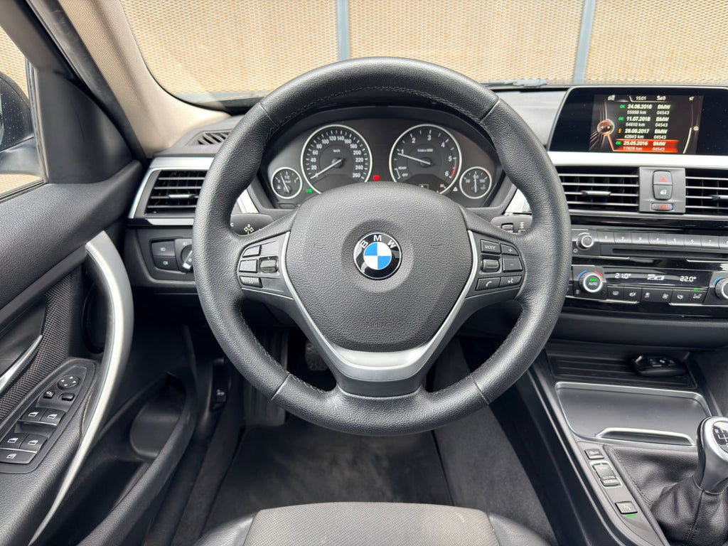 BMW 320d — sièges arrière