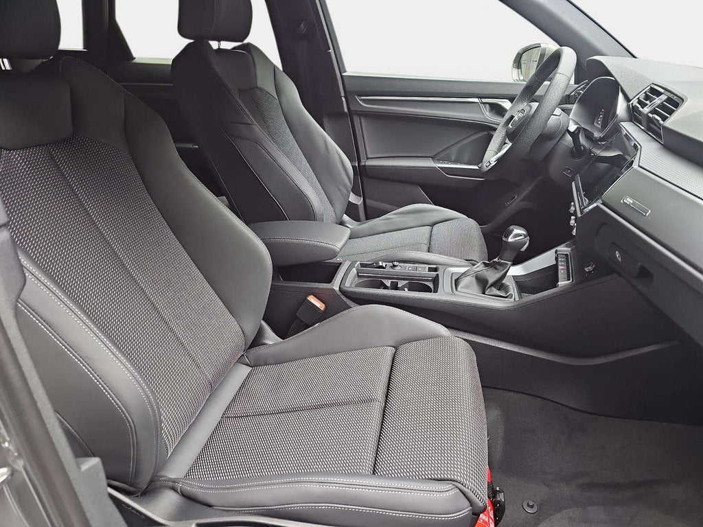 Audi Q3 35 TDI S line — photo 17