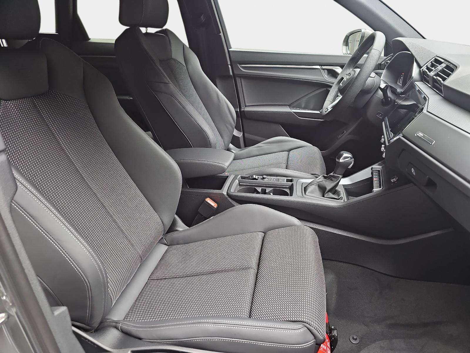 Audi Q3 35 TDI S line — photo 17